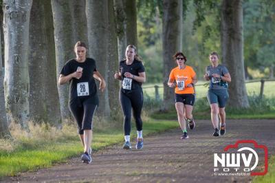 Deelnemers genieten van de eerste Landgoed Morren Run in Oosterwolde. - © NWVFoto.nl