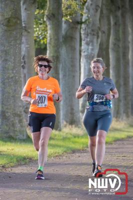 Deelnemers genieten van de eerste Landgoed Morren Run in Oosterwolde. - © NWVFoto.nl