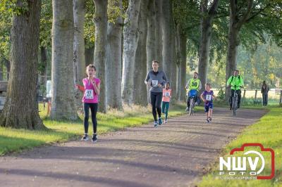 Deelnemers genieten van de eerste Landgoed Morren Run in Oosterwolde. - © NWVFoto.nl