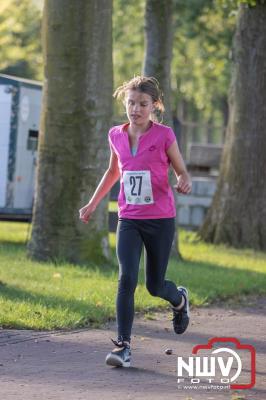 Deelnemers genieten van de eerste Landgoed Morren Run in Oosterwolde. - © NWVFoto.nl