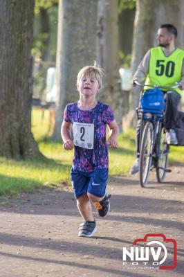 Deelnemers genieten van de eerste Landgoed Morren Run in Oosterwolde. - © NWVFoto.nl