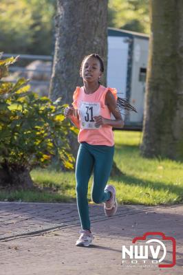 Deelnemers genieten van de eerste Landgoed Morren Run in Oosterwolde. - © NWVFoto.nl