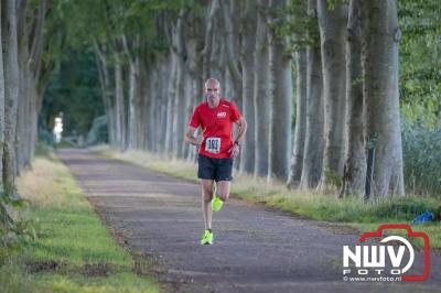 Deelnemers genieten van de eerste Landgoed Morren Run in Oosterwolde. - © NWVFoto.nl