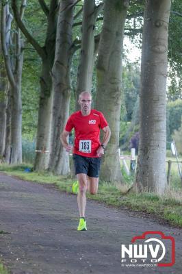 Deelnemers genieten van de eerste Landgoed Morren Run in Oosterwolde. - © NWVFoto.nl