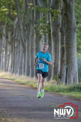 Deelnemers genieten van de eerste Landgoed Morren Run in Oosterwolde. - © NWVFoto.nl