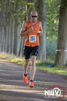 Deelnemers genieten van de eerste Landgoed Morren Run in Oosterwolde. - © NWVFoto.nl