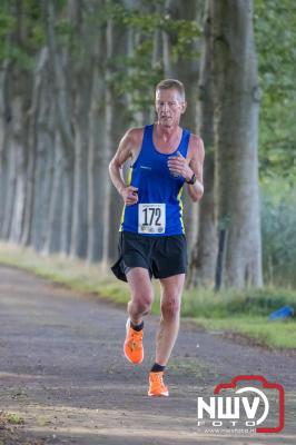 Deelnemers genieten van de eerste Landgoed Morren Run in Oosterwolde. - © NWVFoto.nl