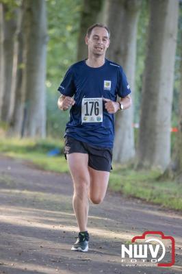 Deelnemers genieten van de eerste Landgoed Morren Run in Oosterwolde. - © NWVFoto.nl