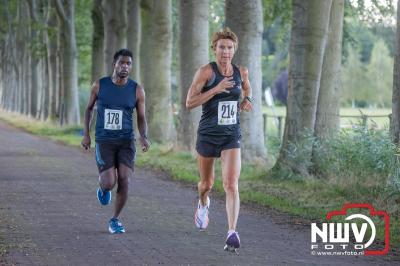 Deelnemers genieten van de eerste Landgoed Morren Run in Oosterwolde. - © NWVFoto.nl