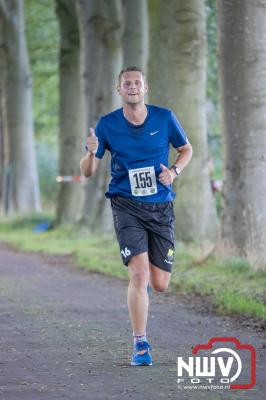 Deelnemers genieten van de eerste Landgoed Morren Run in Oosterwolde. - © NWVFoto.nl