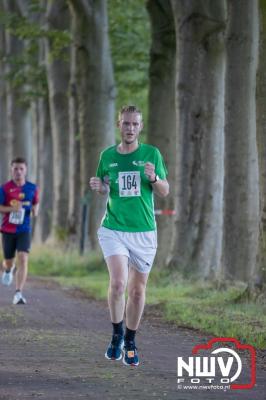 Deelnemers genieten van de eerste Landgoed Morren Run in Oosterwolde. - © NWVFoto.nl