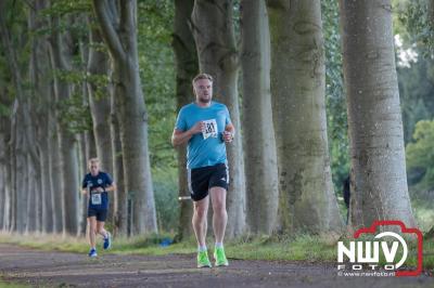 Deelnemers genieten van de eerste Landgoed Morren Run in Oosterwolde. - © NWVFoto.nl