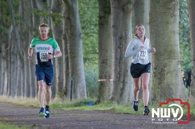 Deelnemers genieten van de eerste Landgoed Morren Run in Oosterwolde. - © NWVFoto.nl