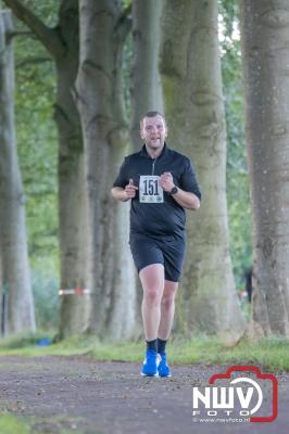 Deelnemers genieten van de eerste Landgoed Morren Run in Oosterwolde. - © NWVFoto.nl