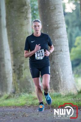 Deelnemers genieten van de eerste Landgoed Morren Run in Oosterwolde. - © NWVFoto.nl