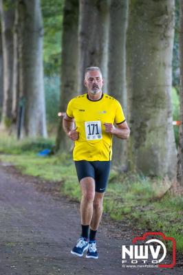 Deelnemers genieten van de eerste Landgoed Morren Run in Oosterwolde. - © NWVFoto.nl