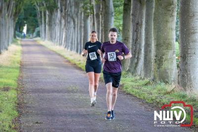 Deelnemers genieten van de eerste Landgoed Morren Run in Oosterwolde. - © NWVFoto.nl