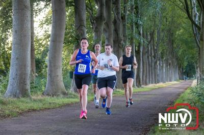 Deelnemers genieten van de eerste Landgoed Morren Run in Oosterwolde. - © NWVFoto.nl