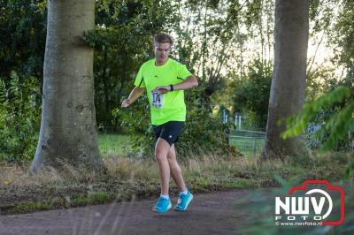 Deelnemers genieten van de eerste Landgoed Morren Run in Oosterwolde. - © NWVFoto.nl