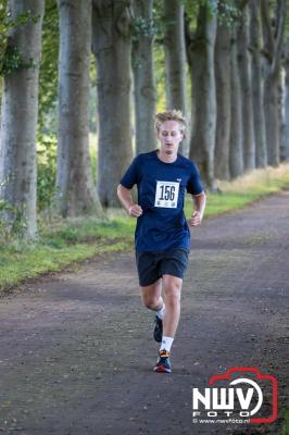 Deelnemers genieten van de eerste Landgoed Morren Run in Oosterwolde. - © NWVFoto.nl