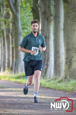 Deelnemers genieten van de eerste Landgoed Morren Run in Oosterwolde. - © NWVFoto.nl