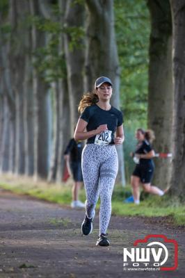 Deelnemers genieten van de eerste Landgoed Morren Run in Oosterwolde. - © NWVFoto.nl