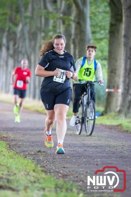 Deelnemers genieten van de eerste Landgoed Morren Run in Oosterwolde. - © NWVFoto.nl