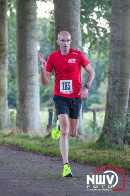 Deelnemers genieten van de eerste Landgoed Morren Run in Oosterwolde. - © NWVFoto.nl