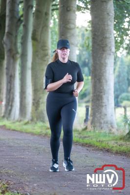 Deelnemers genieten van de eerste Landgoed Morren Run in Oosterwolde. - © NWVFoto.nl