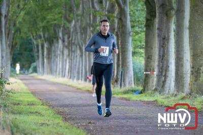 Deelnemers genieten van de eerste Landgoed Morren Run in Oosterwolde. - © NWVFoto.nl