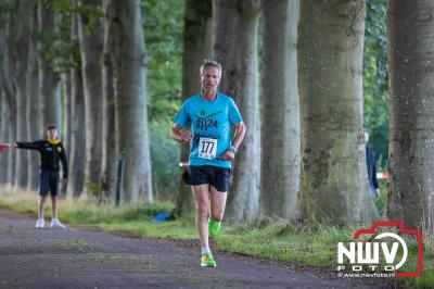 Deelnemers genieten van de eerste Landgoed Morren Run in Oosterwolde. - © NWVFoto.nl