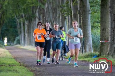 Deelnemers genieten van de eerste Landgoed Morren Run in Oosterwolde. - © NWVFoto.nl