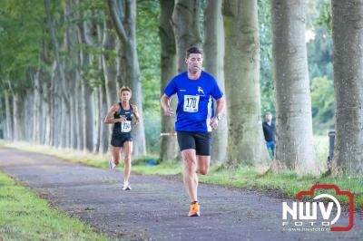 Deelnemers genieten van de eerste Landgoed Morren Run in Oosterwolde. - © NWVFoto.nl