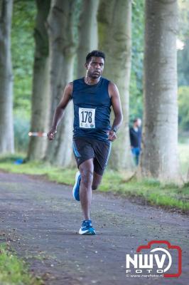 Deelnemers genieten van de eerste Landgoed Morren Run in Oosterwolde. - © NWVFoto.nl