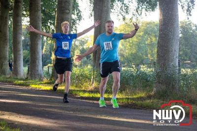 Deelnemers genieten van de eerste Landgoed Morren Run in Oosterwolde. - © NWVFoto.nl