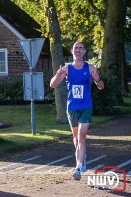 Deelnemers genieten van de eerste Landgoed Morren Run in Oosterwolde. - © NWVFoto.nl