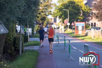 Deelnemers genieten van de eerste Landgoed Morren Run in Oosterwolde. - © NWVFoto.nl