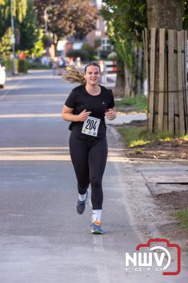 Deelnemers genieten van de eerste Landgoed Morren Run in Oosterwolde. - © NWVFoto.nl