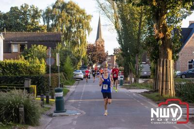 Deelnemers genieten van de eerste Landgoed Morren Run in Oosterwolde. - © NWVFoto.nl