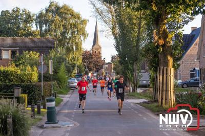 Deelnemers genieten van de eerste Landgoed Morren Run in Oosterwolde. - © NWVFoto.nl