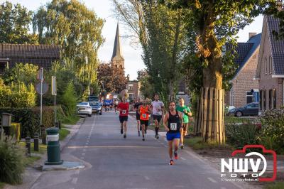 Deelnemers genieten van de eerste Landgoed Morren Run in Oosterwolde. - © NWVFoto.nl