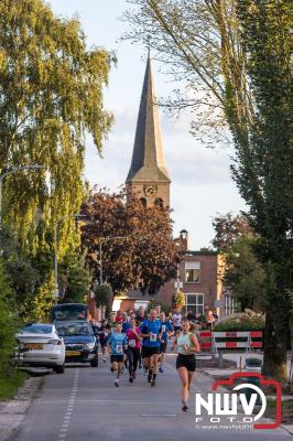 Deelnemers genieten van de eerste Landgoed Morren Run in Oosterwolde. - © NWVFoto.nl