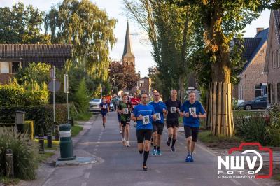 Deelnemers genieten van de eerste Landgoed Morren Run in Oosterwolde. - © NWVFoto.nl