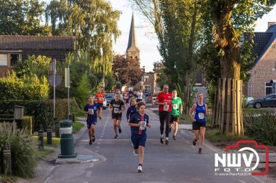 Deelnemers genieten van de eerste Landgoed Morren Run in Oosterwolde. - © NWVFoto.nl