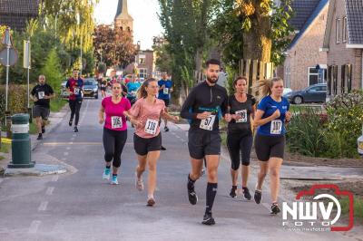 Deelnemers genieten van de eerste Landgoed Morren Run in Oosterwolde. - © NWVFoto.nl