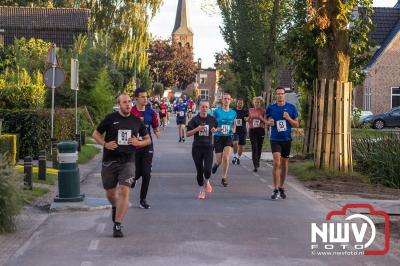 Deelnemers genieten van de eerste Landgoed Morren Run in Oosterwolde. - © NWVFoto.nl