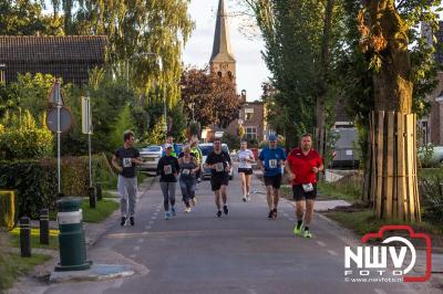 Deelnemers genieten van de eerste Landgoed Morren Run in Oosterwolde. - © NWVFoto.nl