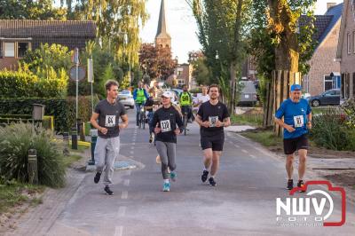 Deelnemers genieten van de eerste Landgoed Morren Run in Oosterwolde. - © NWVFoto.nl