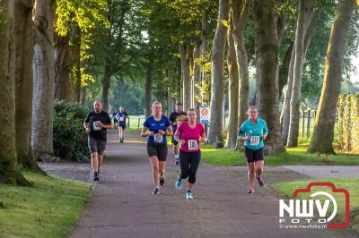 Deelnemers genieten van de eerste Landgoed Morren Run in Oosterwolde. - © NWVFoto.nl