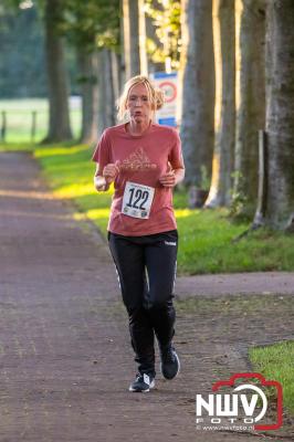 Deelnemers genieten van de eerste Landgoed Morren Run in Oosterwolde. - © NWVFoto.nl